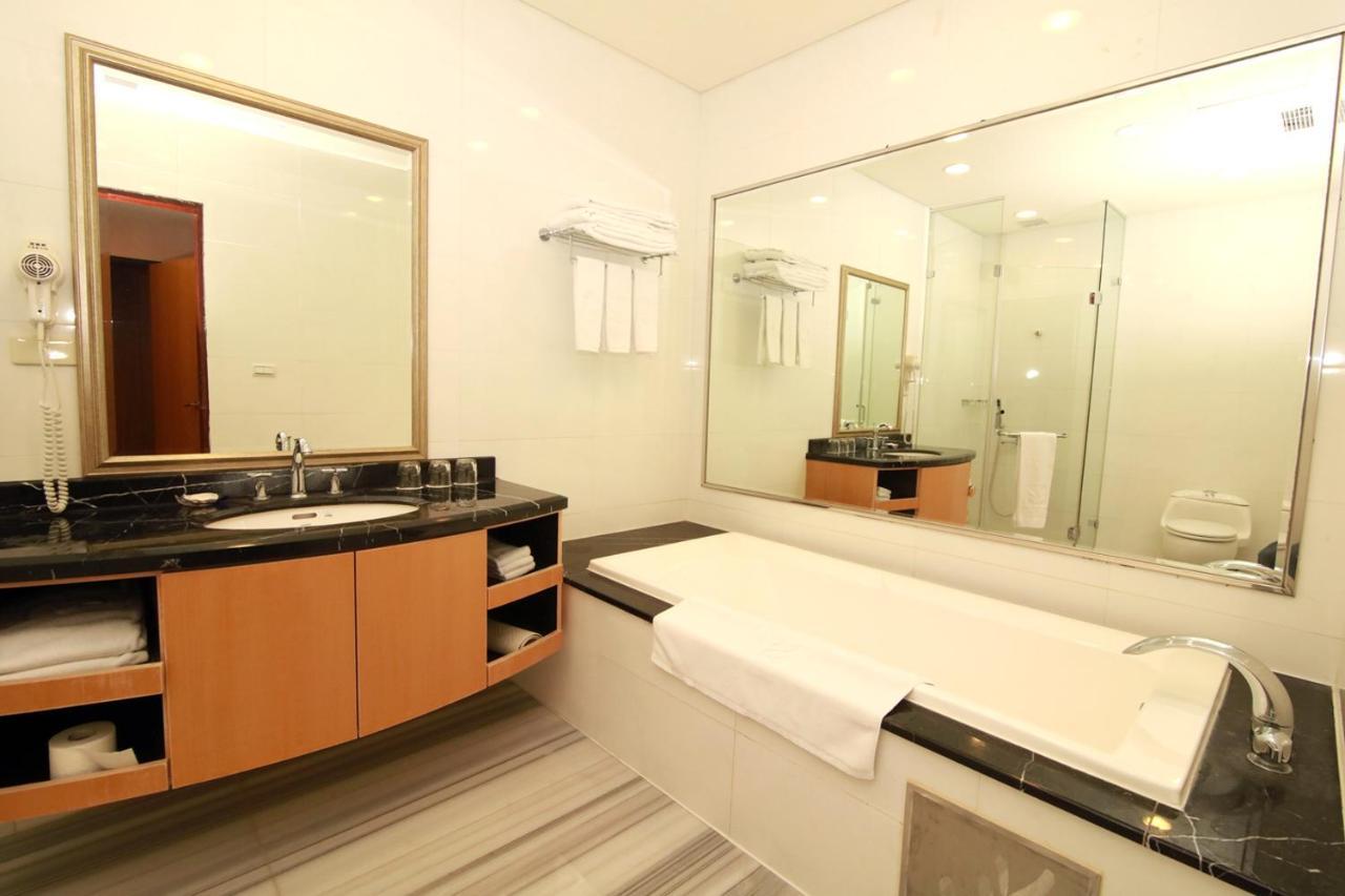 Queena Plaza Hotel Đài Nam Ngoại thất bức ảnh